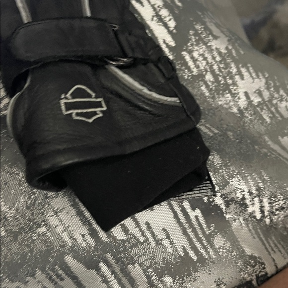 Women’s Medium Harley-Davidson Black and Silver Riding Gloves - Picture 3 of 4